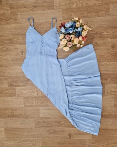 Vestido azul bebê com botões encapados